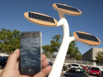 Proyecto de "árboles solares" en Castellón para cargar móviles.