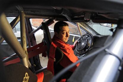 El piloto de rallys Avelino Basanta, en el interior de su vehculo, en Meira (Lugo).