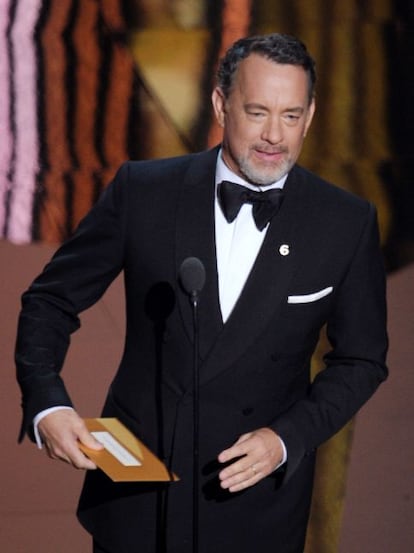 Tom Ford fue el encargado de vestir a Tom Hanks, que lució esmoquin, camisa blanca, pajarita negra, pañuelo blanco y zapatos negros de piel.