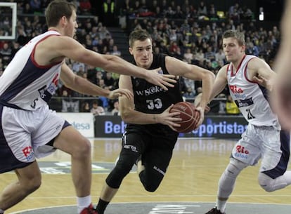 El escolta serbio del Bilbao Basket, Danilo Andjusic, intenta penetrar a canasta.