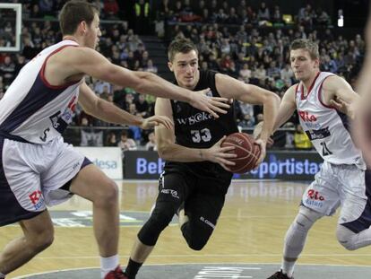 El escolta serbio del Bilbao Basket, Danilo Andjusic, intenta penetrar a canasta.