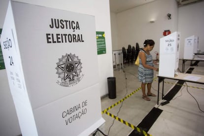 Uma mulher vota durante o segundo turno das eleições presidenciais, no Rio de Janeiro.