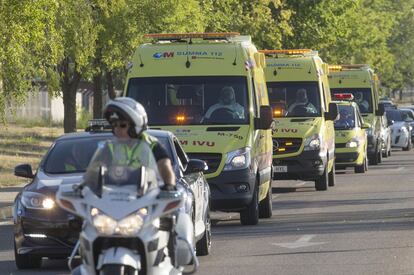 Los ambulancias con los pacientes infectados de ébola salen de la base de Torrejón de Ardoz.