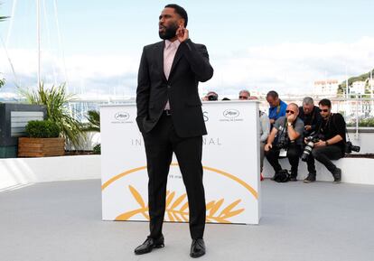 El actor John David Washington posa durante el pase gráfico de la película 'BlacKkKlansman' en Cannes, el 15 de mayo de 2018.