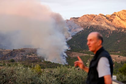 Incendio declarado en las inmediaciones del municipio alicantino de Tàrbena, este domingo.