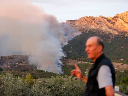 Incendio declarado en las inmediaciones del municipio alicantino de Tàrbena, este domingo.