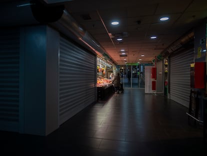 Pasillos vacíos del mercado de Torrijos, con la frutería Villarrubia al fondo, el pasado mes de diciembre.