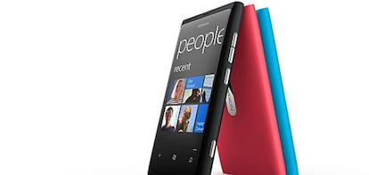 El Lumia 800 es la apuesta de Nokia y tiene una memoria de 512 MB y un peso de 142 gramos