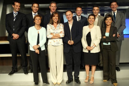 Fran Llorente, director de informativos de TVE, en primera fila, rodeado de parte de su equipo.