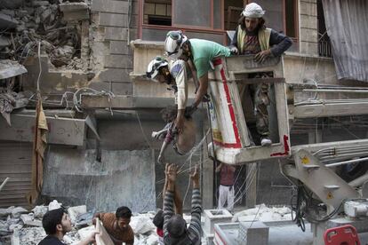 Rescate del cuerpo de una ni&ntilde;a en Alepo