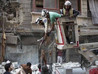 Rescate del cuerpo de una ni&ntilde;a en Alepo
