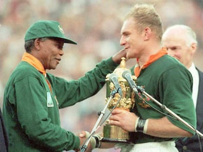 Nelson Mandela entrega al capitán de Sudáfrica, Francois Pienaar, el título de campeón del mundo de rugby en el año 1995.