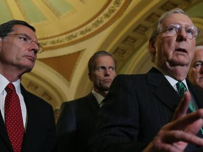 Mitch McConnell, el l&iacute;der republicano en el Senado, junto a otros republicanos en el Capitolio.
 