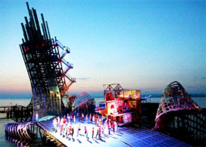 El festival de Bregenz repone el musical de Bernstein y Sondheim en un gigantesco escenario flotante.