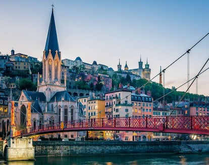 Puente peatonal sobre el río Saona, en Lyon (Francia).