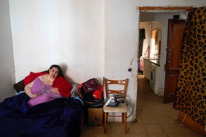 Pilar de la Rosa Iglesias en su cama, en el salón de su piso en Talavera de la Reina, Toledo.