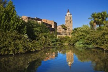 La catedral de Calahorra desde el r&iacute;o Cidacos.