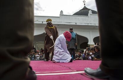 Una mujer recibe latigazos con una caña como castigo en Banda Aceh (Indonesia). Cuatro mujeres y tres hombres han sido castigados con latigazos por 'la policía de la sharia' por mantener relaciones sexuales fuera del matrimonio.