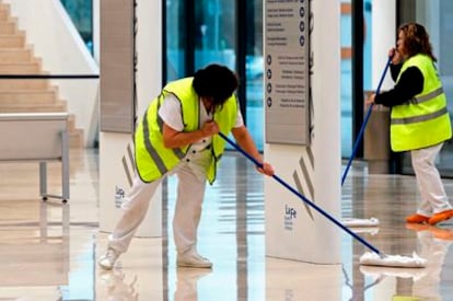 Encargadas de la limpieza en el nuevo hospital La Fe de Valencia en el día de su apertura.