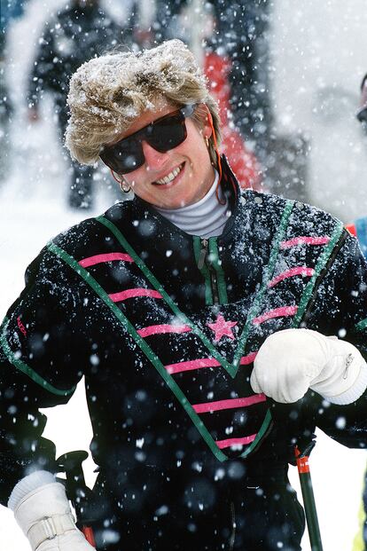 Las gafas de sol sirven de pantalla contra el sol y el viento. En la imagen, Lady Di esquía en Lech, Austria, en marzo de 1993.