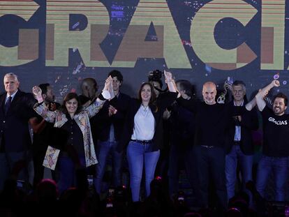 Los líderes y candidatos de la alianza opositora Juntos por el Cambio celebran el domingo en Buenos Aires su triunfo en las elecciones legislativas.