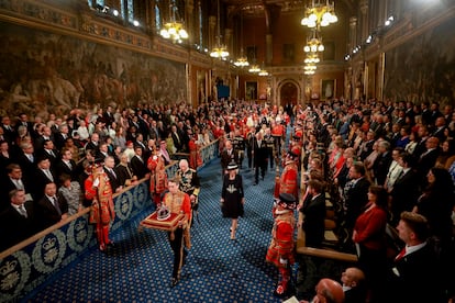 El príncipe Carlos, heredero de la corona británica, hizo este martes historia al sustituir por primera vez a la reina Isabel II en la apertura formal del Parlamento, donde leyó el programa legislativo del Gobierno, que incluye medidas contra las protestas descontroladas de grupos ecologistas y planes para el coste de la vida.