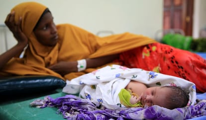 Una refugiada y su hijo reciben atención sanitaria en el hospital Ifo 2 del campo de refugiados de Dadaab, en Kenia.