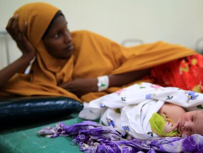 Una refugiada y su hijo reciben atención sanitaria en el hospital Ifo 2 del campo de refugiados de Dadaab, en Kenia.