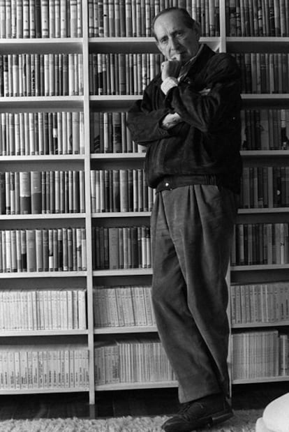 The writer Miguel Delibes, in his Valladolid house, in 1991.