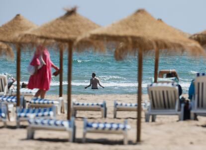 Una persona se baña en la playa de la Malvarrosa, este miércoles en Valencia. 