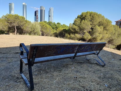 Un banco en el parque en Parque Norte, en el barrio de El Pilar.