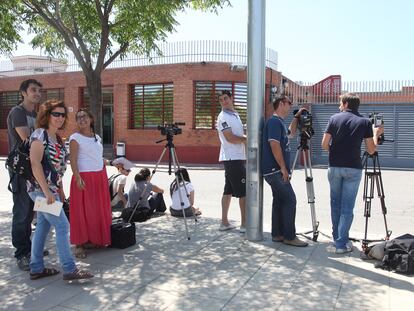 Diversos periodistas frente a la prisión de Ponent, en Lleida, en una imagen de archivo.