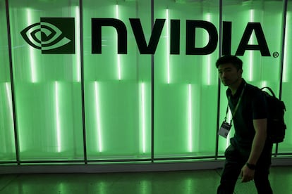 Una persona pasa junto a un logotipo de Nvidia en Computex en Taipei, en Taiwán, en junio pasado.