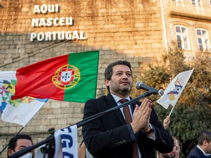 André Ventura, el candidato del partido ultra Chega, en un acto electoral en Guimarães este lunes.