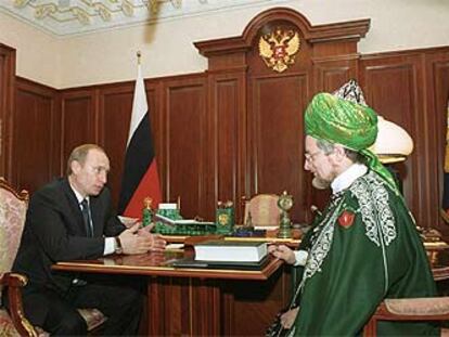 Putin y el líder espiritual de los musulmanes rusos, ayer en una reunión en el Kremlin.