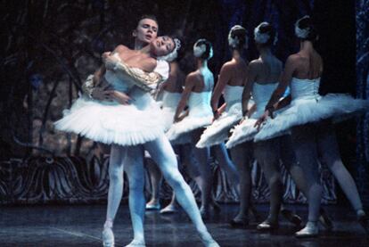 Imagen de un momento de la representación de <i>El lago de los cisnes</i> por el Ballet Imperial Ruso.
