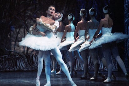 Imagen de un momento de la representación de <i>El lago de los cisnes</i> por el Ballet Imperial Ruso.