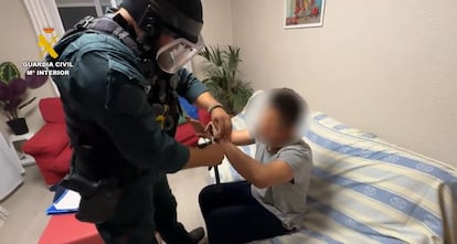 Captura de vídeo de la detención del ciberdepredador sexual en su casa en Murcia, en la cuenta oficial de Twitter de la Guardia Civil.