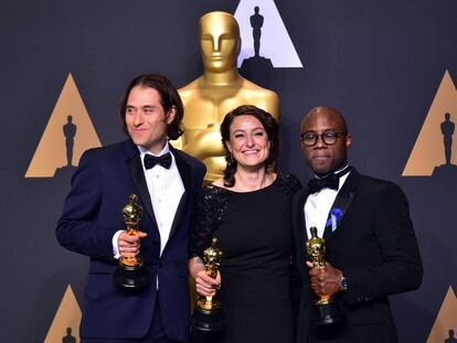 Jeremy Kleiner (a la izquierda), Adele Romanski and Barry Jenkins posan con el Oscar a mejor pel&iacute;cula.