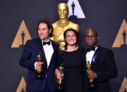 Jeremy Kleiner (a la izquierda), Adele Romanski and Barry Jenkins posan con el Oscar a mejor pel&iacute;cula.