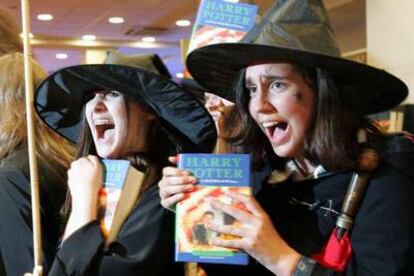 Dos jóvenes londinenses muestran su alegría tras adquirir la última entrega de Harry Potter en la madrugada de hoy.