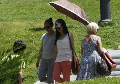 Varias personas intentan mitigar las altas temperaturas registradas en la capital, en el parque de El Retiro de Madrid. La capital, el área metropolitana, el corredor del Henares, la zona Sur y la comarca de las Vegas estarán hoy y mañana en alerta meteorológica amarilla por temperaturas que llegarán este miércoles a los 36 grados y el jueves a los 37. 