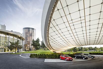 La Autostadt es un centro de entrega y parque temático construido por Volkswagen junto a su sede principal en Wolfsburgo. El concepto es que los clientes puedan pasar un día entretenido, ya sea que vayan solos o en familia, mientras esperan las llaves de su coche nuevo.