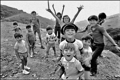 Niños jugando en algún lugar de Barcelona que el autor que identifica como el Carnel