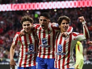 Julián Álvarez, Almada y Giuliano, celebran el 2-0 del Atlético ante el Sevilla, obra del segundo.