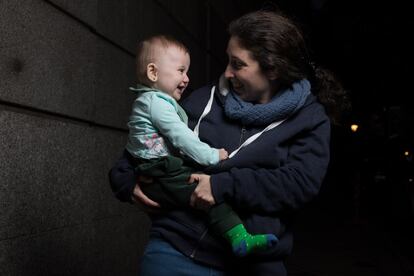 Marta Castanys posa con su hija Yaiza en brazos, casi siete meses después de haber superado el coronavirus.
