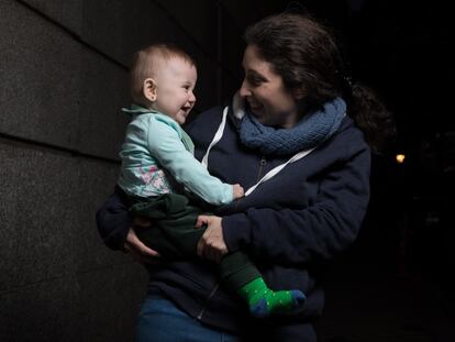 Marta Castanys posa con su hija Yaiza en brazos, casi siete meses después de haber superado el coronavirus.