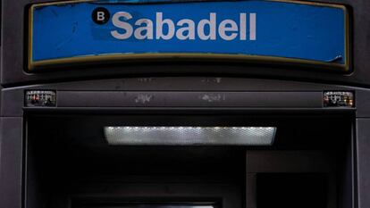 Cajero automático de Banco Sabadell. 