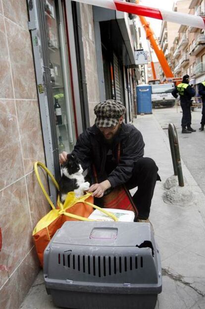 Un vecino recupera su gato.