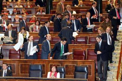 Los diputados del PP, abandonando el hemiciclo el pasado jueves.